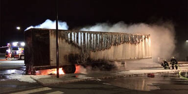 Sattelzug-Aufleger brennt auf Parkplatz aus