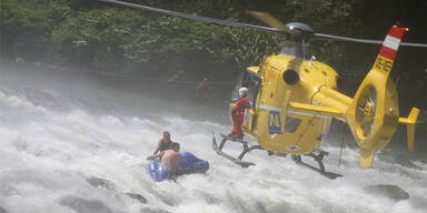 Schlauchbootfahrer mit Hubschrauber gerettet