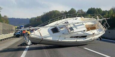 Segelboot blockiert A21: Mega-Stau