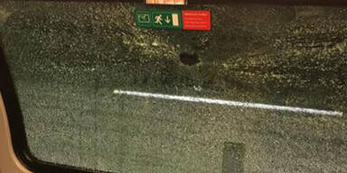 Irre! Unbekannte beschie&szlig;en erneut Zug - Scheibe kaputt