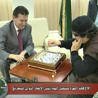 Libyens Diktator zeigt sich bei Schachspiel im Fernsehen