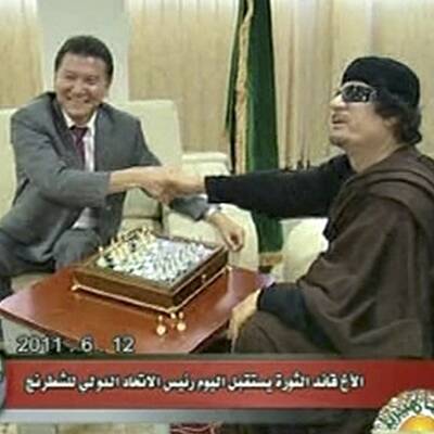 Libyens Diktator zeigt sich bei Schachspiel im Fernsehen