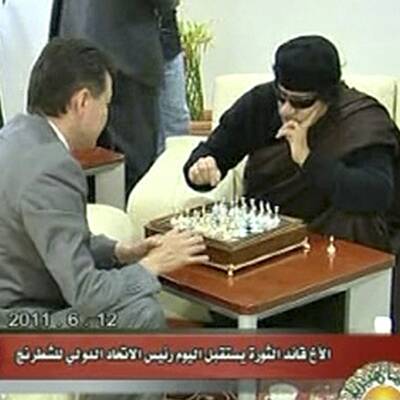 Libyens Diktator zeigt sich bei Schachspiel im Fernsehen