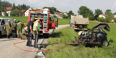Pkw-Lenker stirbt nach Crash mit Lkw