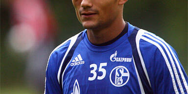 Schalke-Goalie ins Aug gestochen