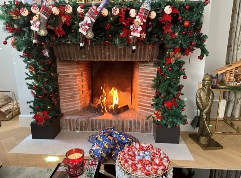 Bei Patricia Schalko ist der Kamin geschmückt. Ein Adventkranz darf natürlich auch nicht fehlen