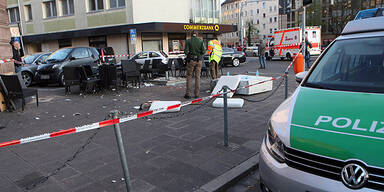 Mann rast mit Auto in Schanigarten