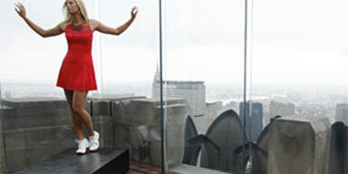 Sexy Maria modelt in luftiger Höhe