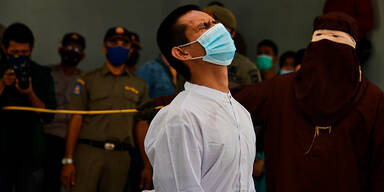 Sex unter M&auml;nnern &ouml;ffentlich mit 77 Stockschl&auml;gen bestraft