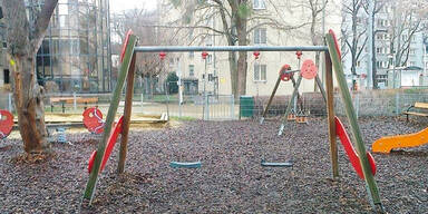 Kleines M&auml;dchen schl&auml;ft auf Schaukel ein &ndash; Horror-Diagnose