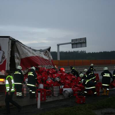 Bierkisten blockieren die A1