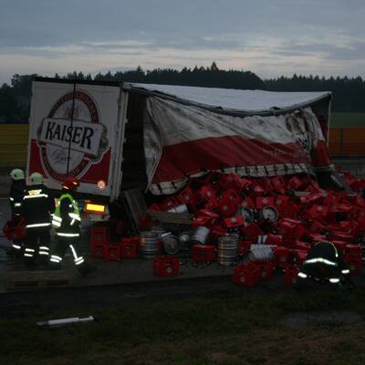 Bierkisten blockieren die A1