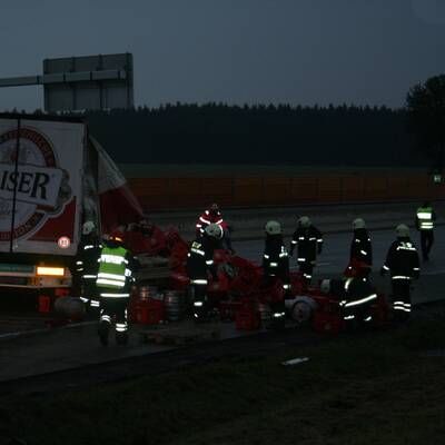 Bierkisten blockieren die A1