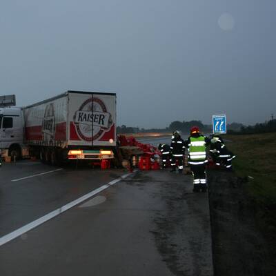 Bierkisten blockieren die A1