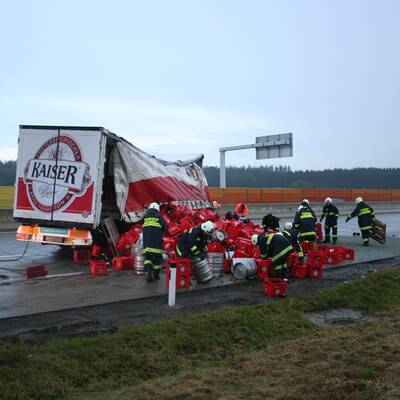 Bierkisten blockieren die A1