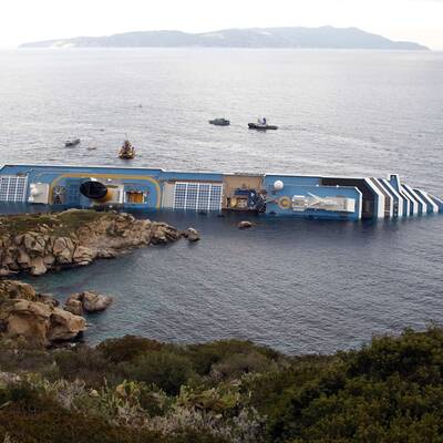 Taucher suchen im Wrack nach Vermissten