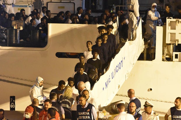 Nach Seuchen-Alarm: Flüchtlinge haben Schiff verlassen