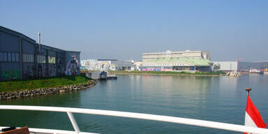 Mit dem Schiff zum Mural Harbor