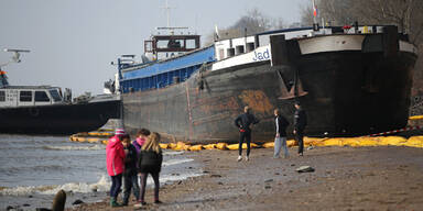 Schiff in Hamburg fast gesunken