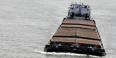 Donau-Schiff in Bayern auf Grund gelaufen