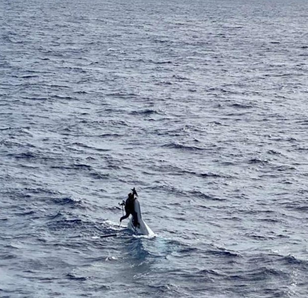 Hier klammert sich ein Segler an sein sinkendes Boot