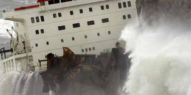 Zwei Frachter vor Spanien auf Grund gelaufen