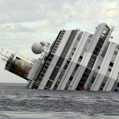 Taucher suchen im Wrack nach Vermissten