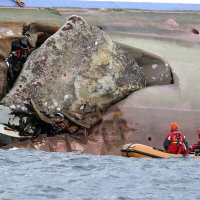 Taucher suchen im Wrack nach Vermissten