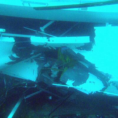 Taucher suchen im Wrack nach Vermissten