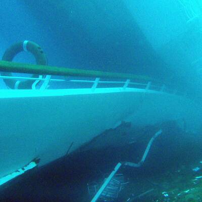Taucher suchen im Wrack nach Vermissten
