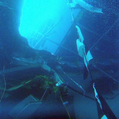 Taucher suchen im Wrack nach Vermissten