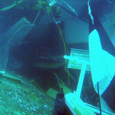 Taucher suchen im Wrack nach Vermissten