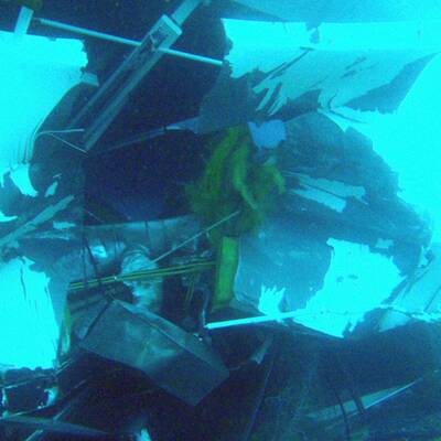 Taucher suchen im Wrack nach Vermissten