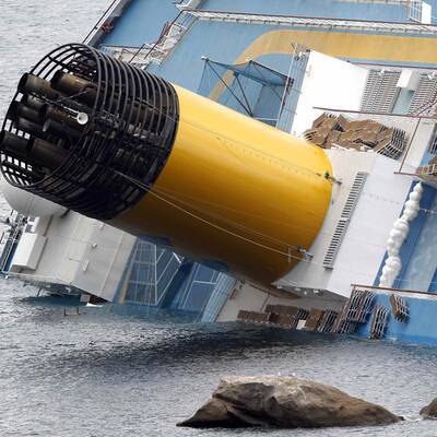 Taucher suchen im Wrack nach Vermissten