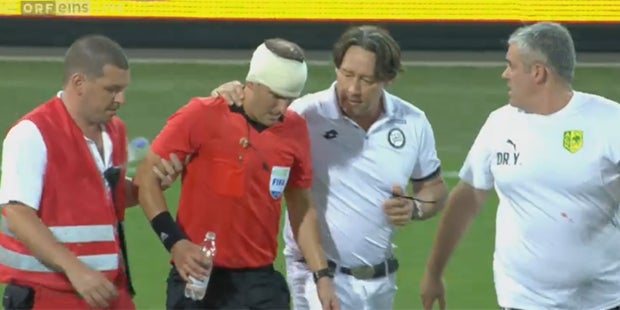 Mega-Skandal: Linienrichter von Becher getroffen