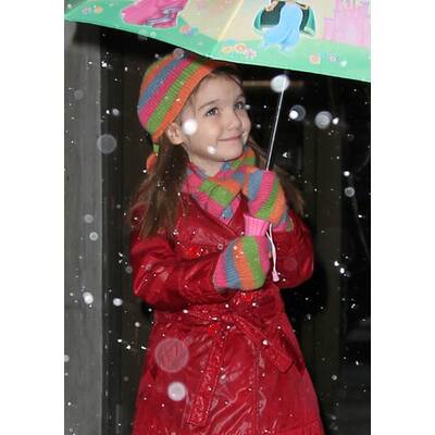 Suri Cruise hat Spaß mit Schneeflocken