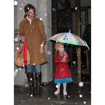 Suri Cruise hat Spaß mit Schneeflocken