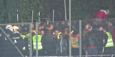 Hooligans liefern sich brutale Schl&auml;gerei in N&Ouml;