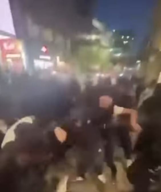 Massenschlägereien mitten in der Stadt