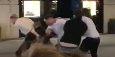 Video zeigt wilde Schl&auml;gerei vor Nobel-Lokal "Schwarzes Kameel"