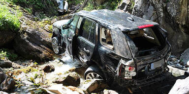 Urlauberauto stürzt in Schlucht