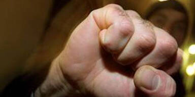 Fu&szlig;ball-Trainer pr&uuml;gelt Nachwuchsspieler am Platz halb tot