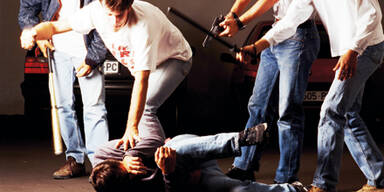 Trio zerschnitt Opfer mit Scherben Gesicht