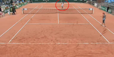 Spielerin wirft Schl&auml;ger ins Publikum