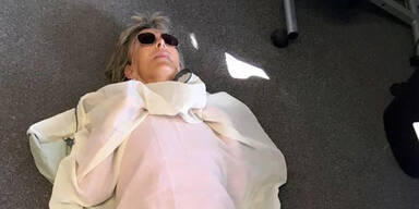 Todesangst vor 5G: Frau "sch&uuml;tzt" sich mit Kupfer-Schlafsack