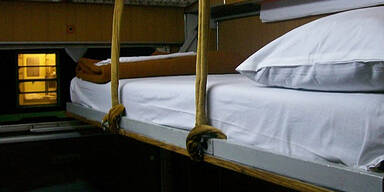 Zweij&auml;hrige klemmt sich Fu&szlig; in Zug ein