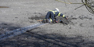 Florianis retten Sch&uuml;ler aus Schlammloch