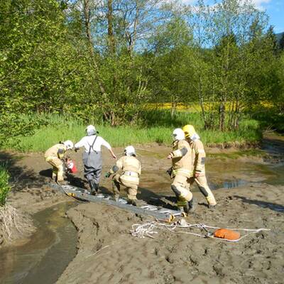 Bub versinkt im Schlamm
