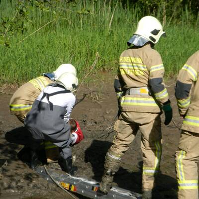 Bub versinkt im Schlamm