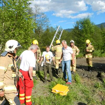 Bub versinkt im Schlamm